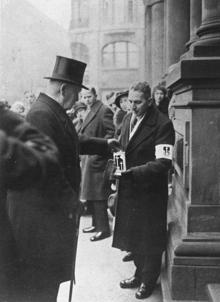 Generalfeldmarschall Paul von Hindenburg spendet für den Volksbund © Archiv des Volksbundes Deutsche Kriegsgräberfürsorge